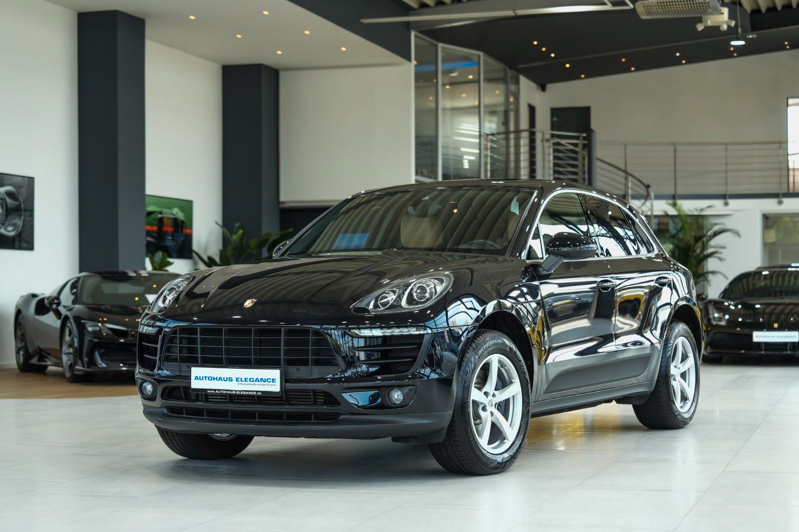 PORSCHE Macan*PDK*BI-XENON*SOUND-PACKAGE+*PANORAMA*LEDER
