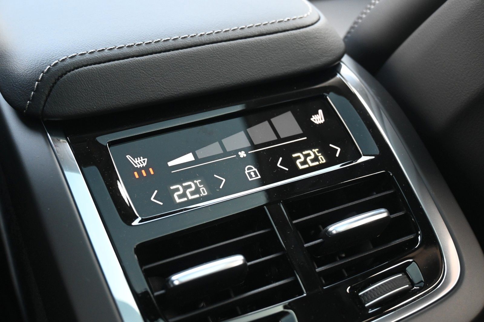 Fahrzeugabbildung Volvo XC60 B4 D AWD Ultimate Dark*STDHZG*360°*LUFT*ACC