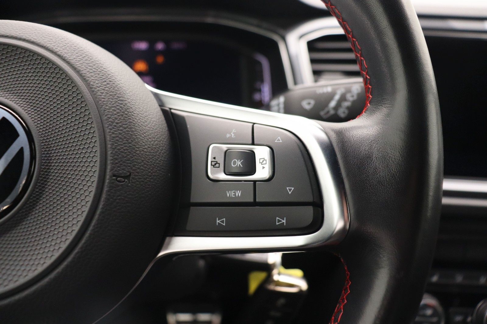 Fahrzeugabbildung Volkswagen T-Roc Sport  ACC Navi DSG LED
