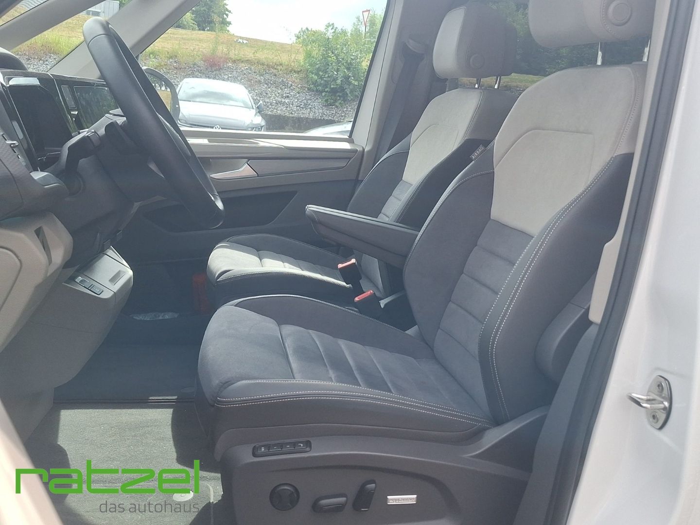 Fahrzeugabbildung Volkswagen T7 Multivan STYLE 2.0 TSI DSG LR 7-Sitze PANO+AH