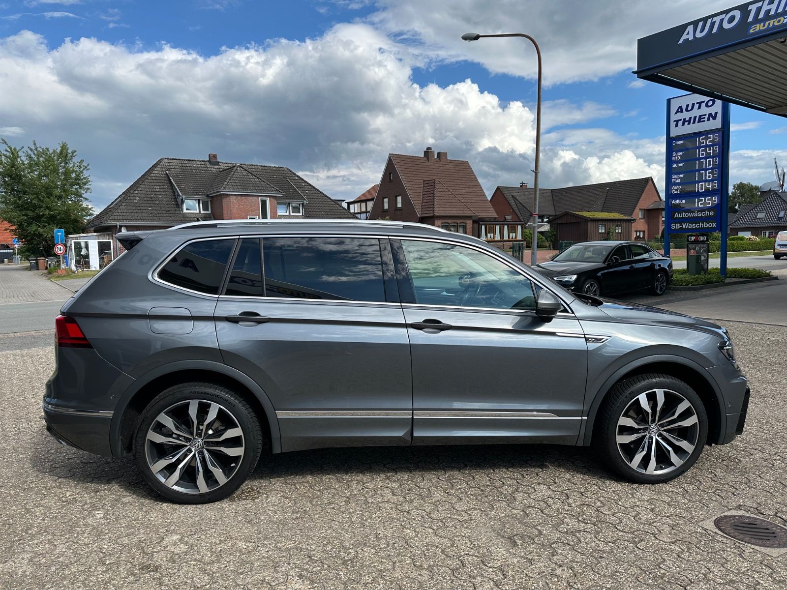 Fahrzeugabbildung Volkswagen Tiguan Allspace 2.0 TDI 4M R-Line AHK/Pano/LED