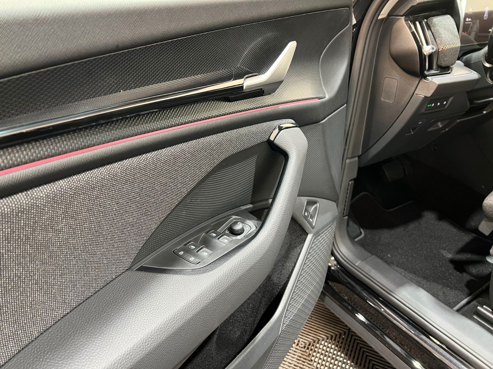 Fahrzeugabbildung SKODA Kodiaq 1.5 TSI iV DSG Selection 5-Si. AHK
