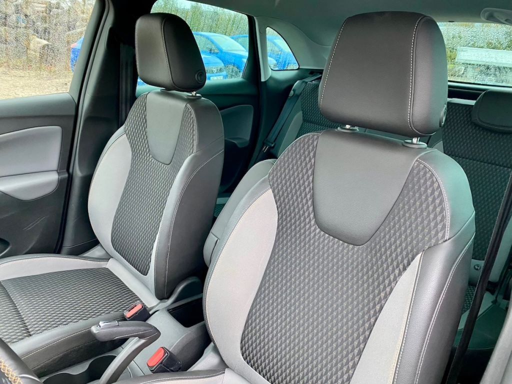 Fahrzeugabbildung Opel Crossland X 1.2 Selection AAC ISOFIX PDC SHZ GRA