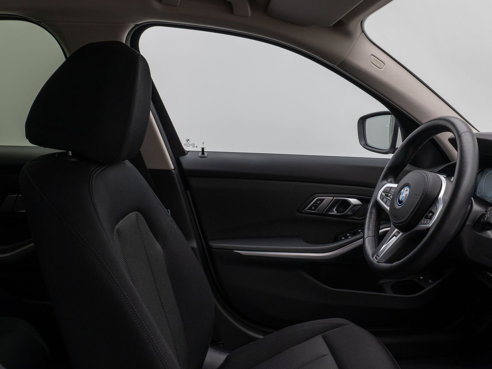 Fahrzeugabbildung BMW 330e DAB CockPitPr Lenkrhz PDC Stop&Go Alarm AHK
