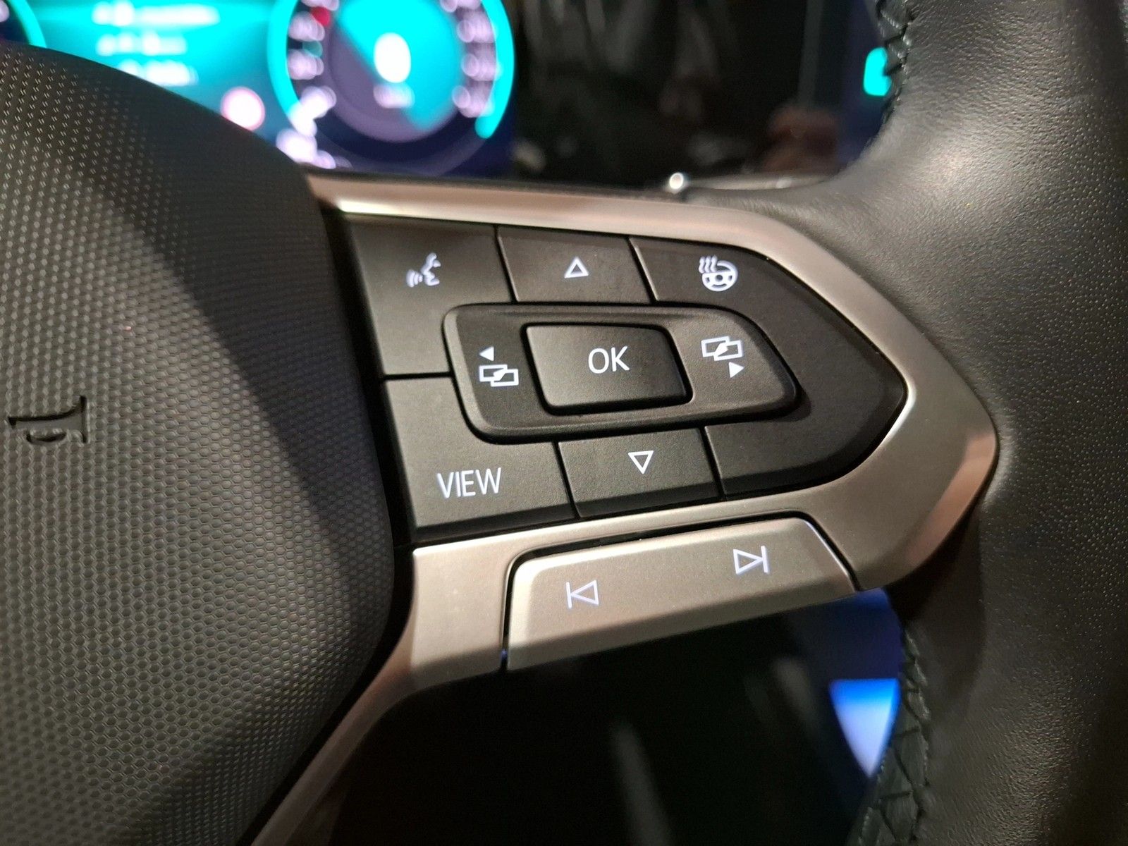 Fahrzeugabbildung Volkswagen Golf VIII TSI Move Matrix Navi AID Pano PDC SH L