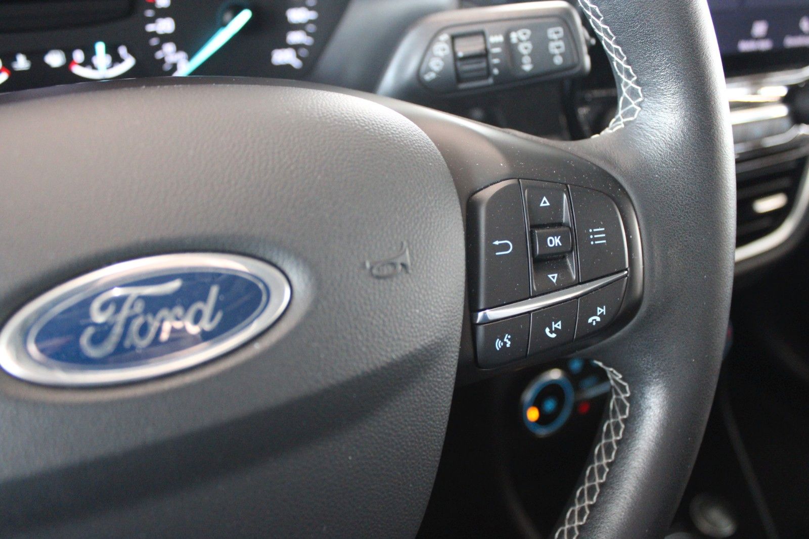 Fahrzeugabbildung Ford Fiesta Titanium 5-T KLIMA Allwetter PDC WinterP.