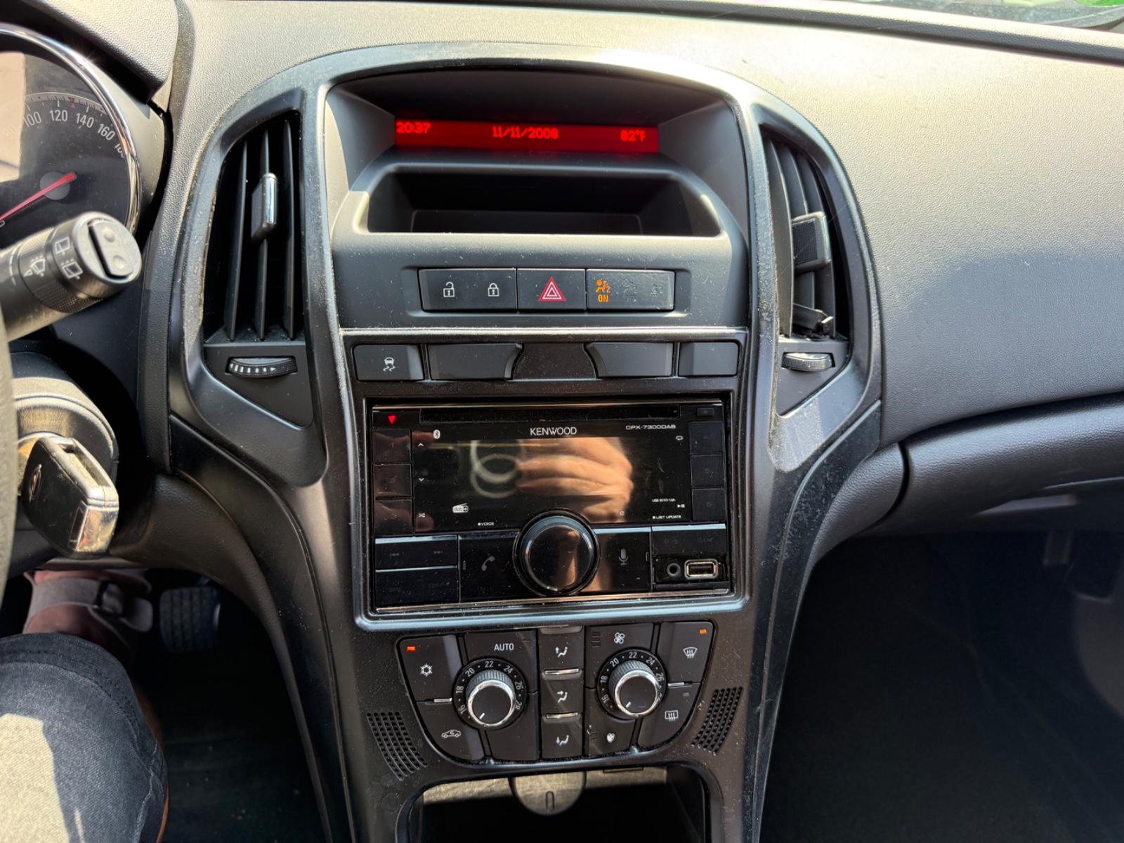 Opel Astra 2011 — photo 9
