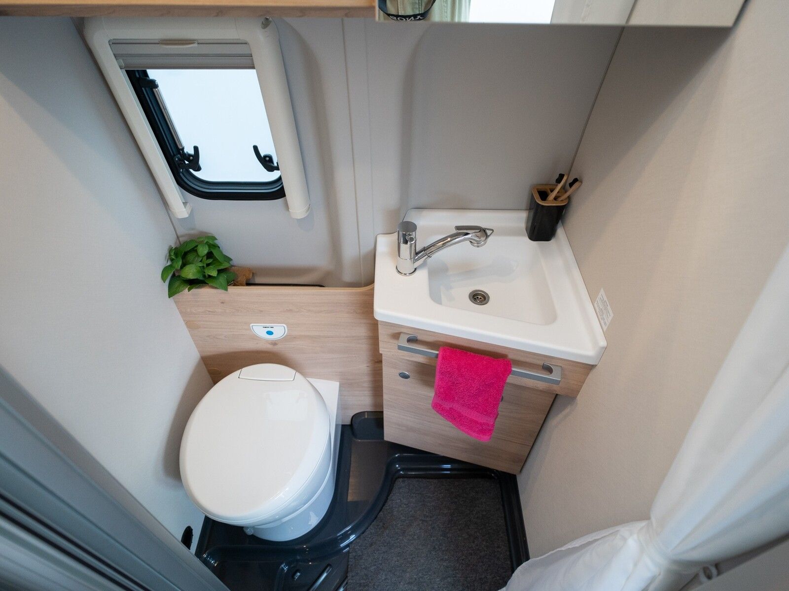 Fahrzeugabbildung Dethleffs Globetrail Classic 590 DK Ford Assistenz-Systeme