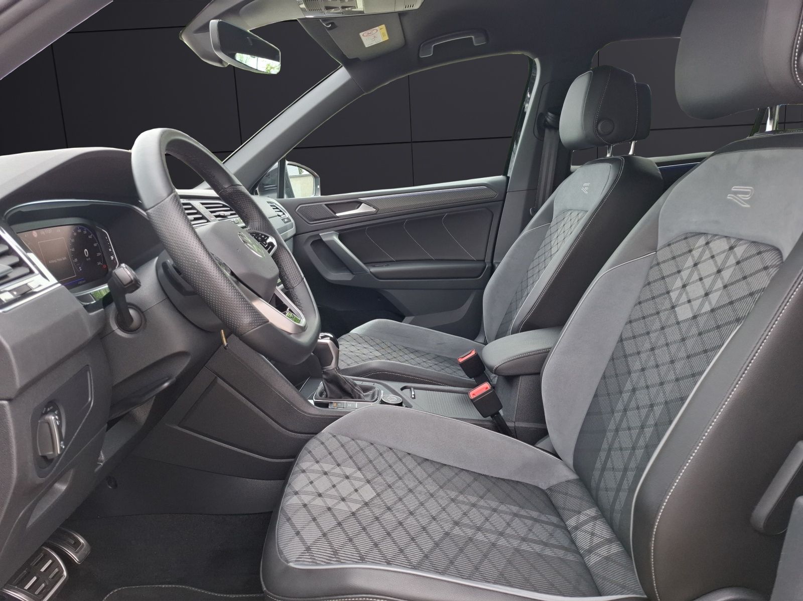 Fahrzeugabbildung Volkswagen Tiguan TDI R-Line DSG 4M Matrix AHK Navi AID ACC