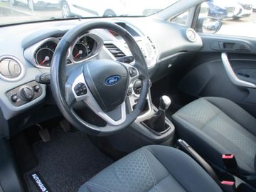 Ford Fiesta Titanium PDC + Klimaaut. + Beh. WSS