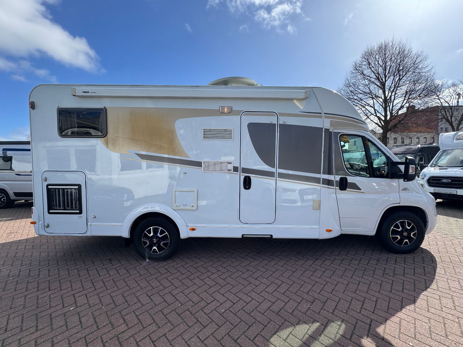 Fahrzeugabbildung Carado T 334 FIAT DUCATO AUTOMATIK SOLAR TV SAT AHK CAM