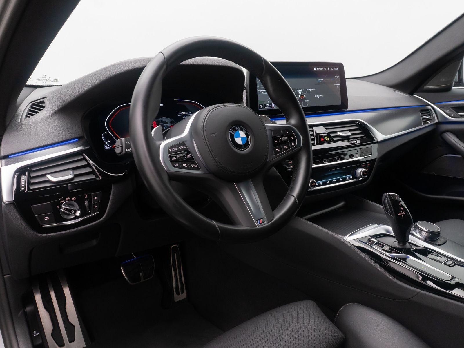 Fahrzeugabbildung BMW 520d xD M Sport HUD DAB Alarm H/K Kamera AHK 19"