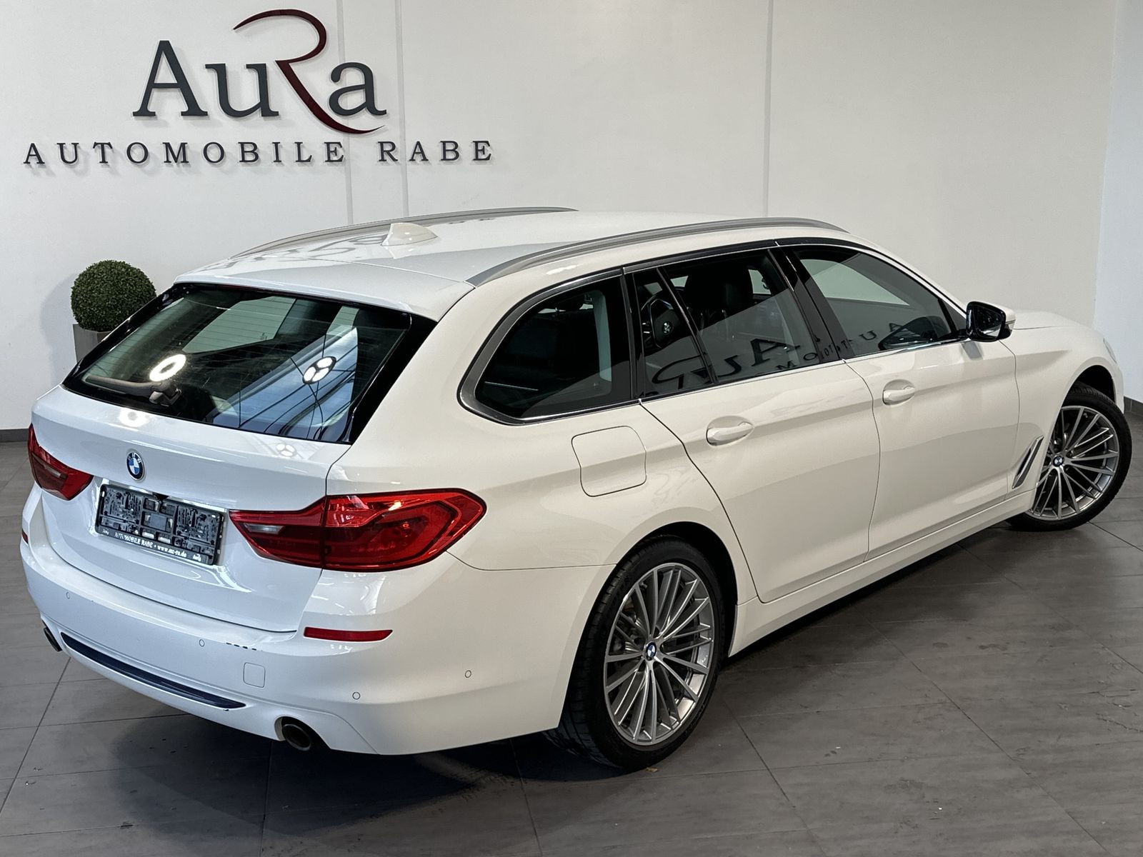 Fahrzeugabbildung BMW 520d Touring Sport-Line NAV+LED+VCOCK+KAMERA+SHZ