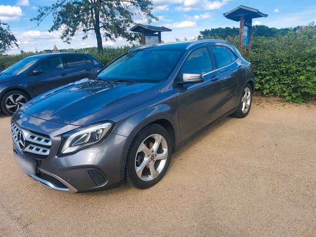 MERCEDES-BENZ Mercedes-Benz GLA 180 *NAVI*LED*Panoramadach