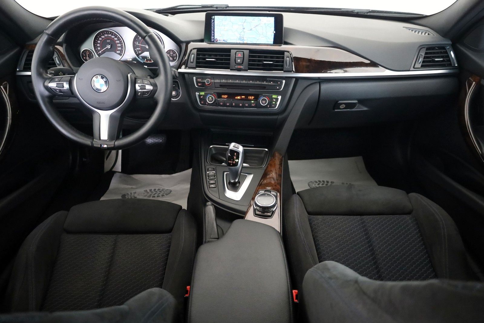 Fahrzeugabbildung BMW 328 i xDrive Touring,M Sport,Panorama,HUD,Kam+WR