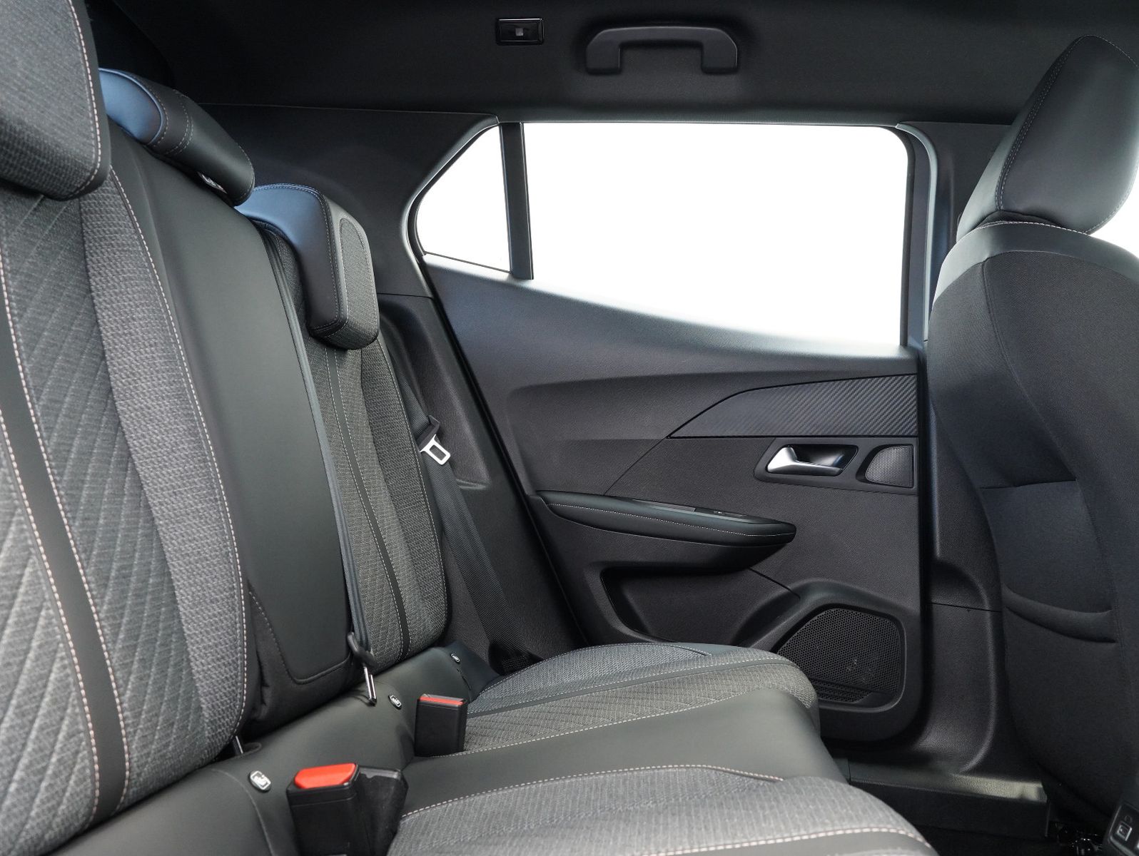 Fahrzeugabbildung Peugeot 2008 1.2 PureTech 130 Allure LED/NAVI/ACC