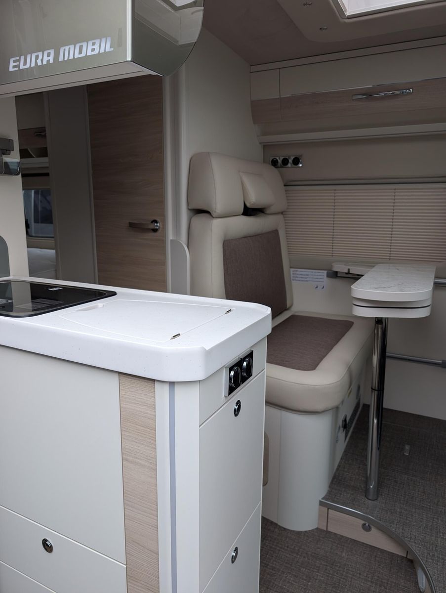 Fahrzeugabbildung Eura Mobil Van V 595 HB Captain-Chair-Sitze, Solar, Skyroof