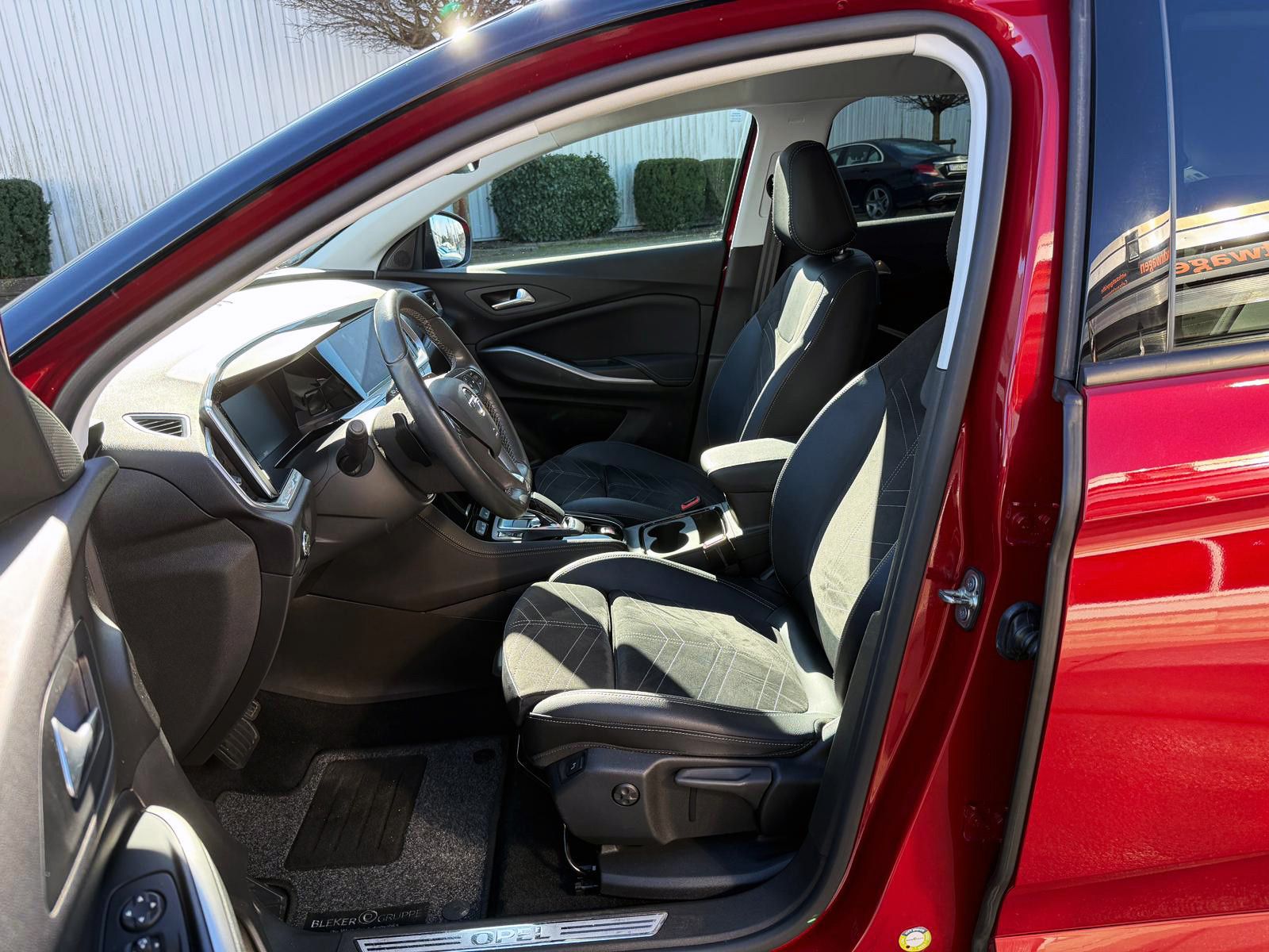 Fahrzeugabbildung Opel Grandland Ultimate PlugIn 1.6 Turbo ACC 360° AHK