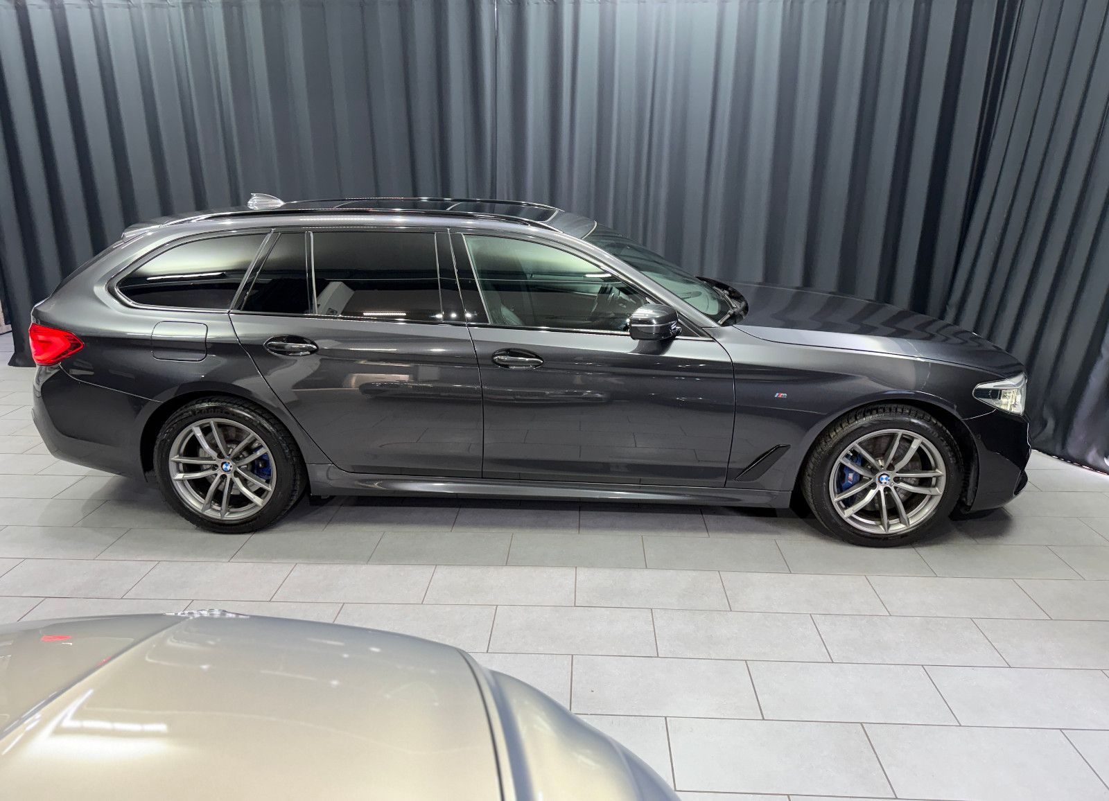 Fahrzeugabbildung BMW 540i Touring xDrive M Sport|HIFI|HuD|PANO|KEYLES