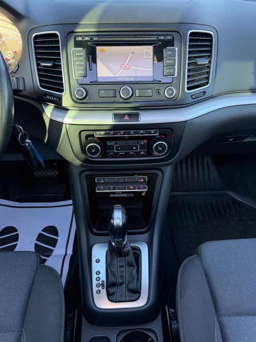 Volkswagen Sharan 2012 — photo 10