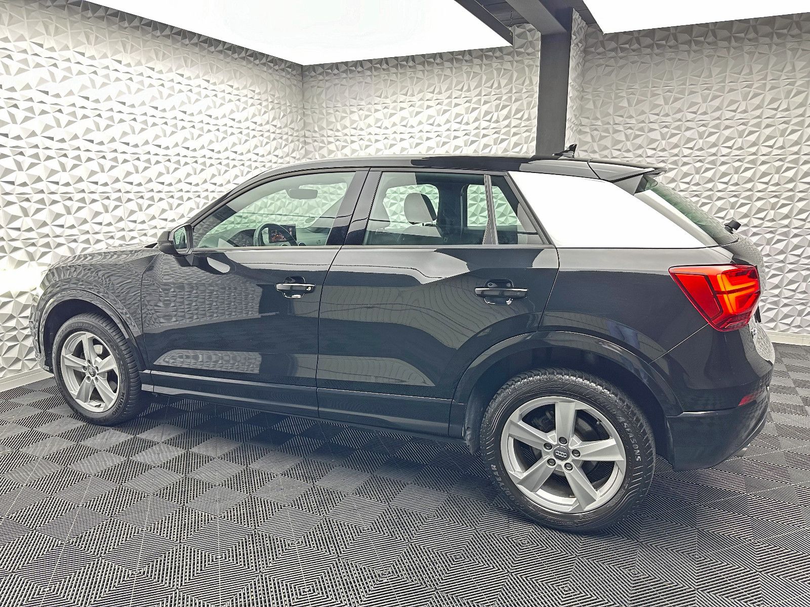 Fahrzeugabbildung Audi Q2 35 TFSI S-LINE/S-TRO/KEY/NAVI/LED/NAV/PDC/DAB