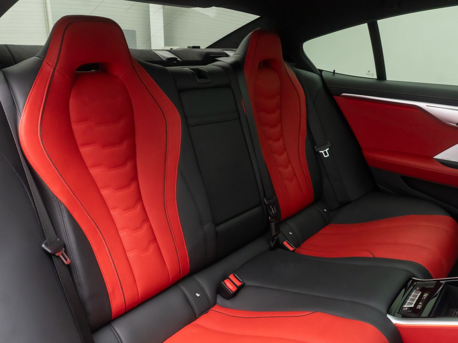 Fahrzeugabbildung BMW M850i xD Gran Coup&eacute; Panorama Individual B&W Voll