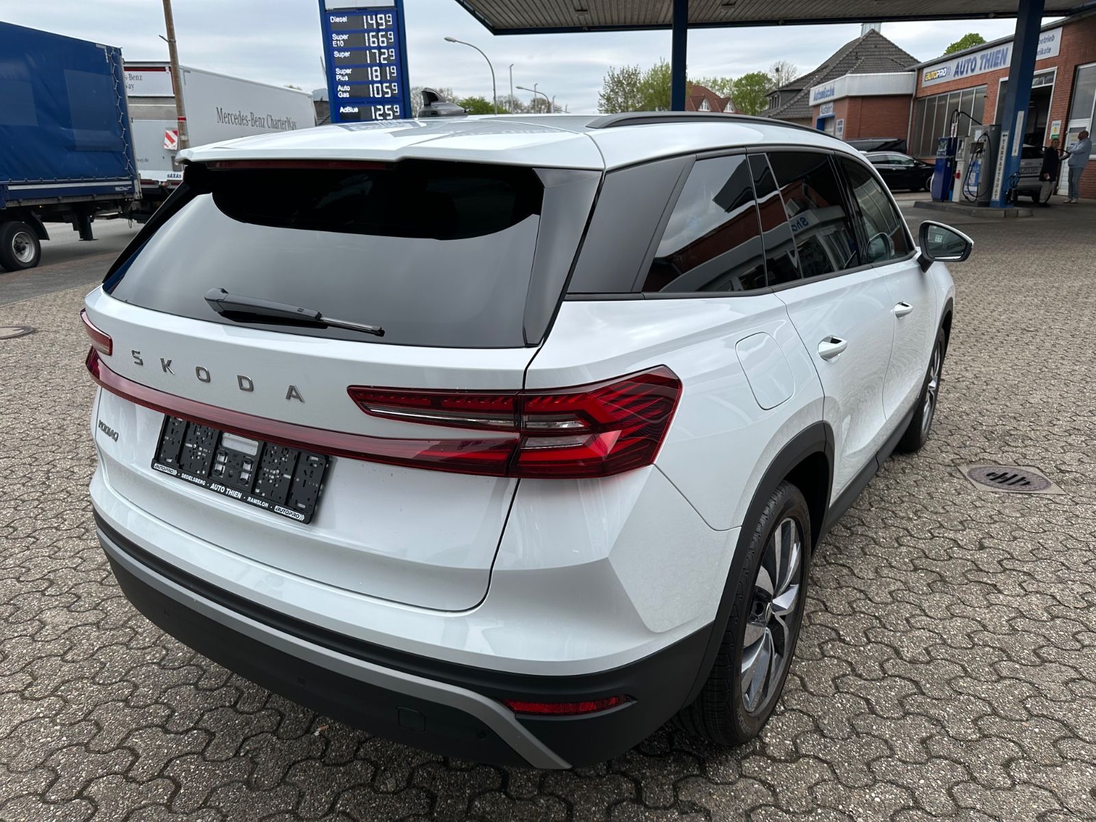 Fahrzeugabbildung SKODA Kodiaq 1.5 TSI Selection DSG Navi/ACC/Matrix/19"