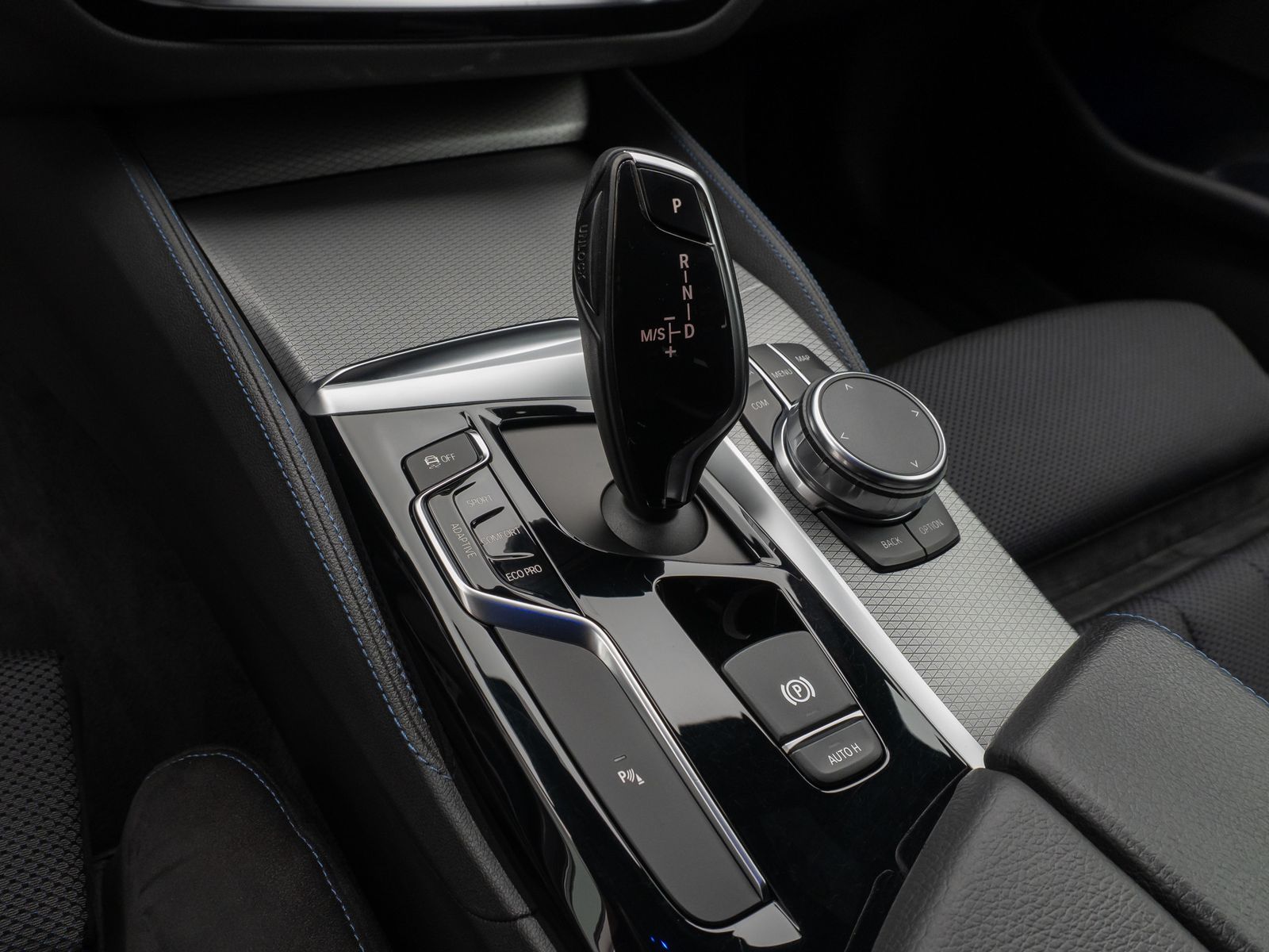 Fahrzeugabbildung BMW 530d xD M Sport Kamera HUD HiFi SoftCl Komfort