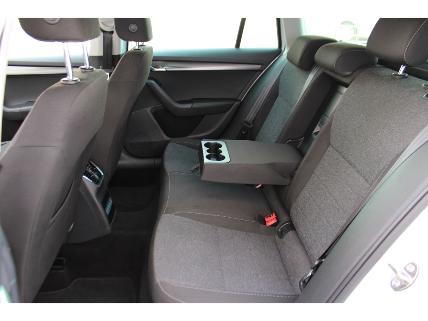 SKODA Octavia Soleil 2.0 TDI Combi LED GRA RFK SHzg AH - Image 7