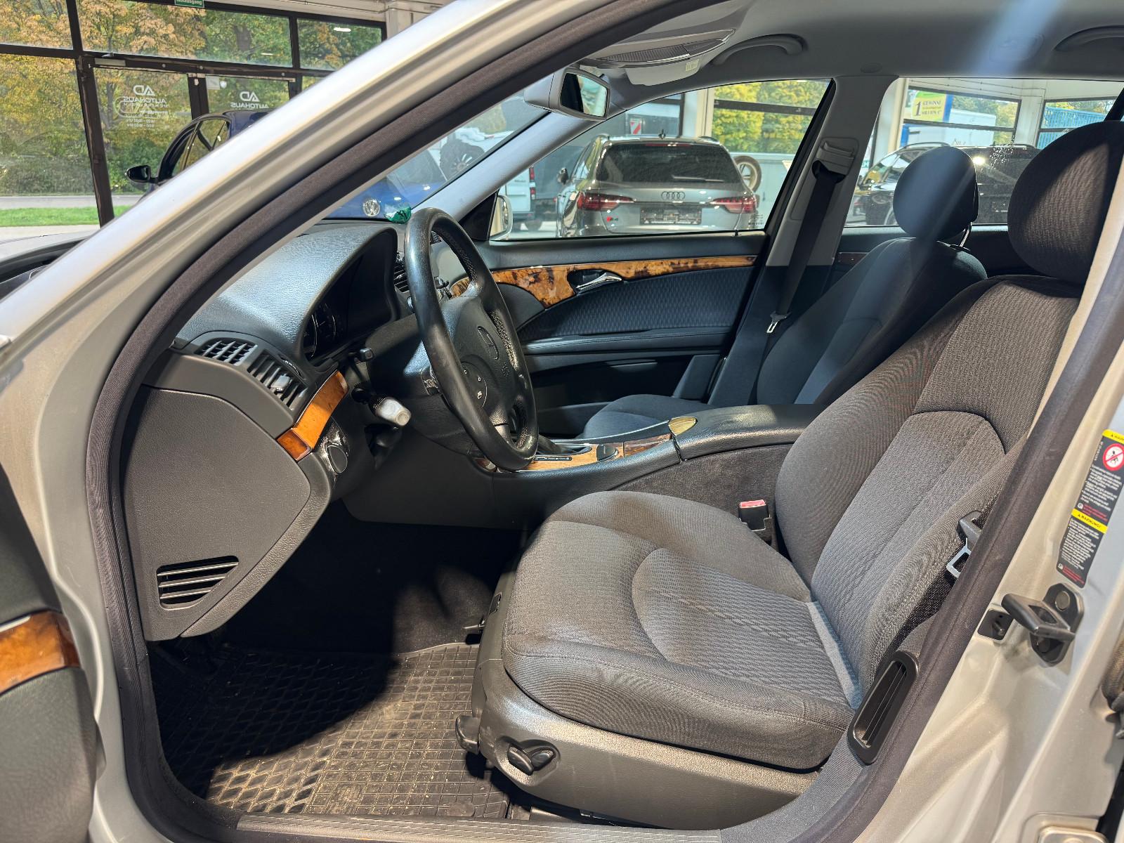 Mercedes-Benz E200 2004 — photo 12