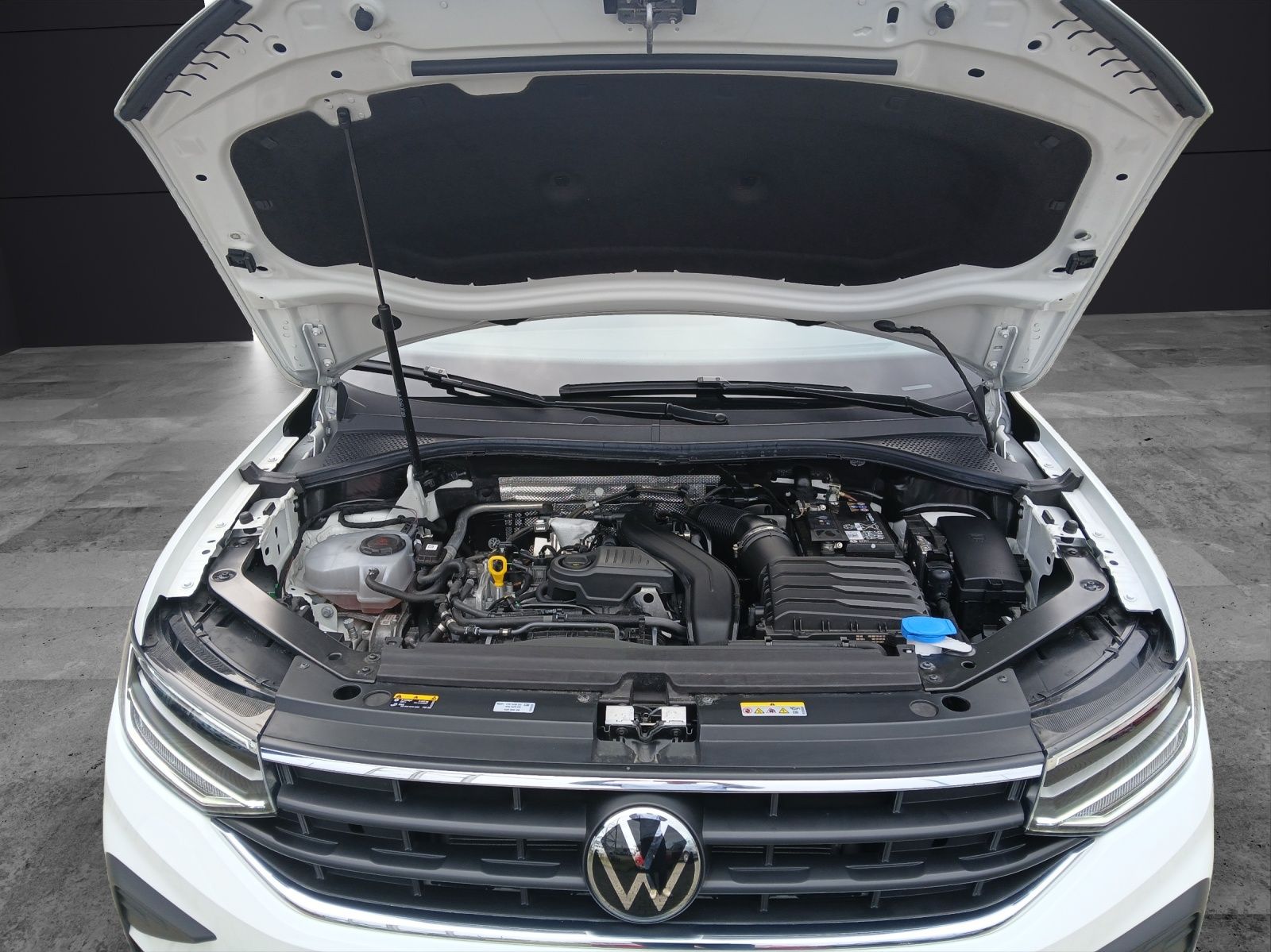 Fahrzeugabbildung Volkswagen Tiguan TSI Move DSG LED Navi ACC RFK SH LM