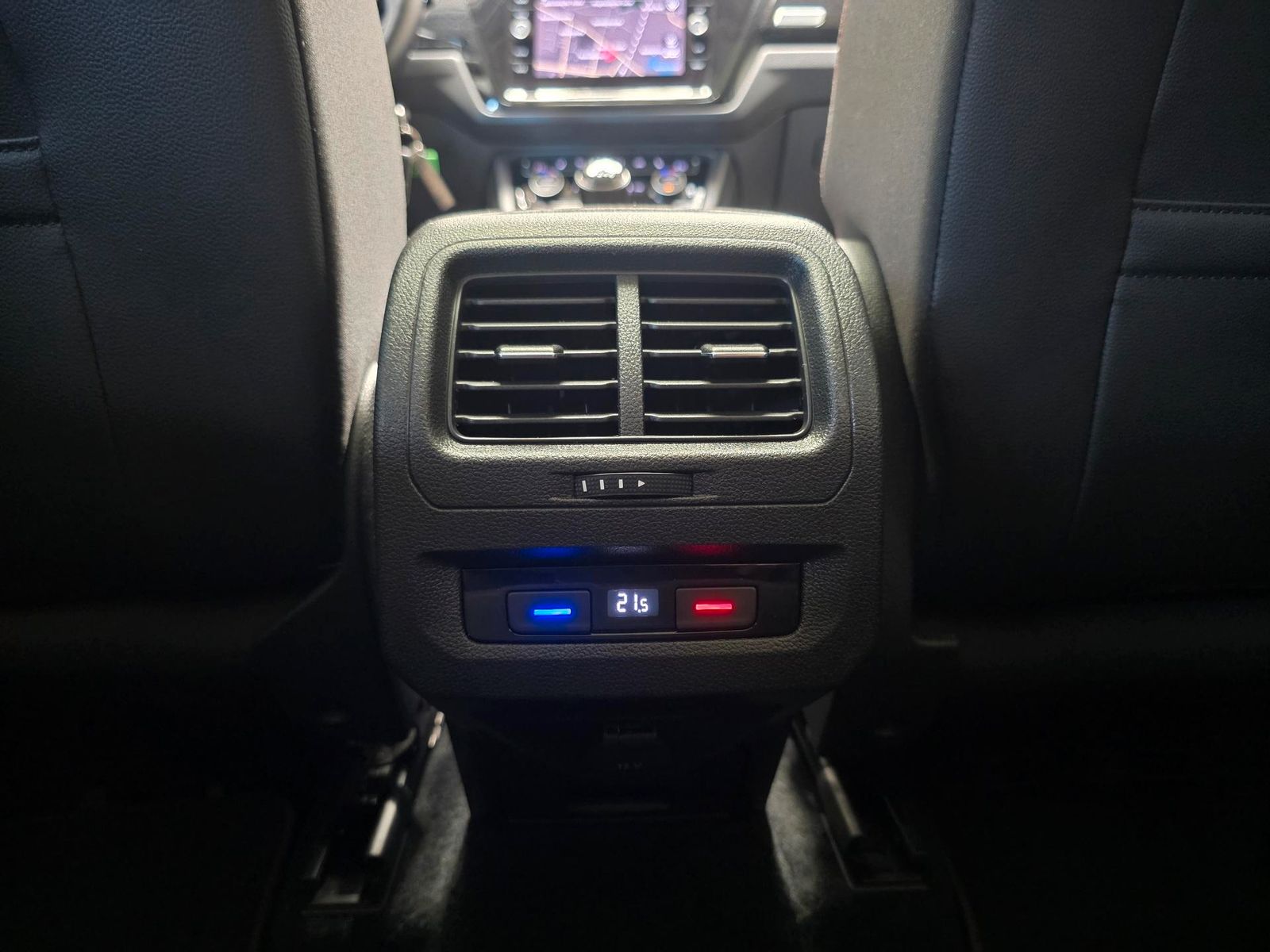 Fahrzeugabbildung Volkswagen Touran 1.4 TSI Sound/1.Hd/Navi/LED/Pano/ACC