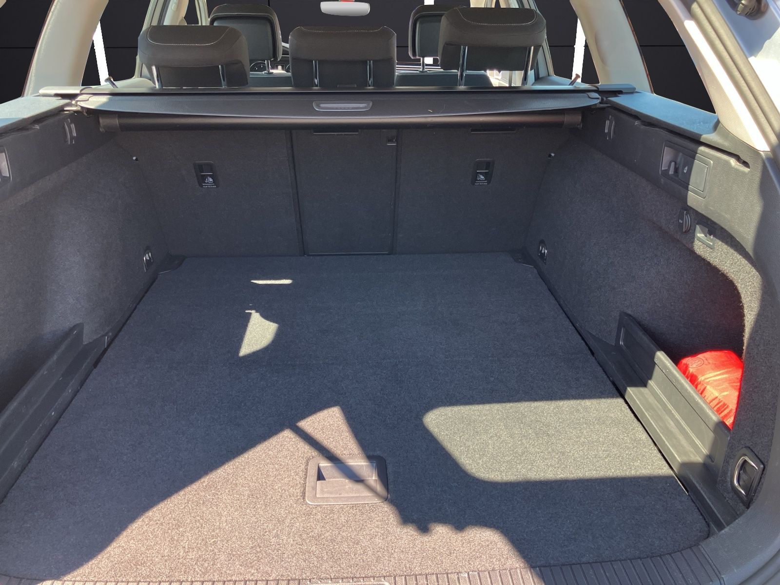 Fahrzeugabbildung Volkswagen Passat Variant TDI Business DSG LED AHK Navi ACC