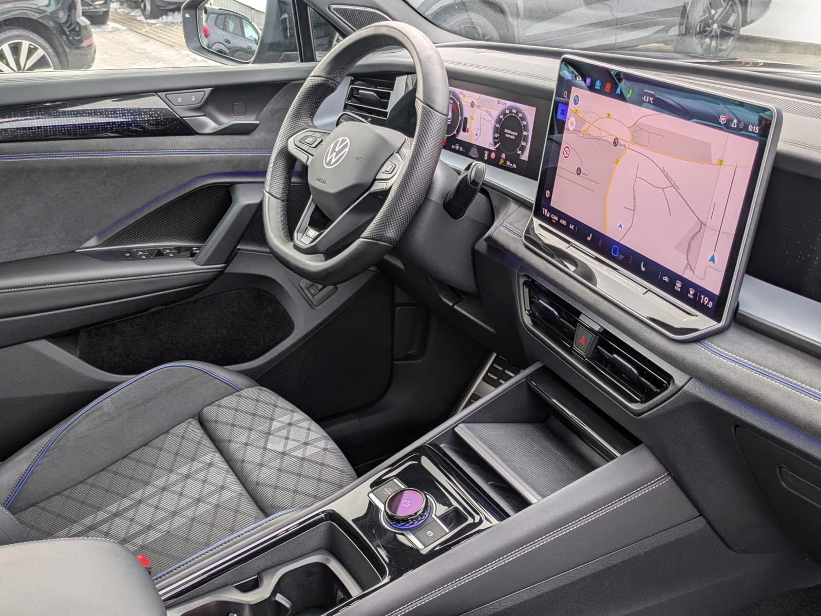 Fahrzeugabbildung Volkswagen Tayron 2.0 TDI 4M R-Line BLACK*7Si*MATRIX*PANO