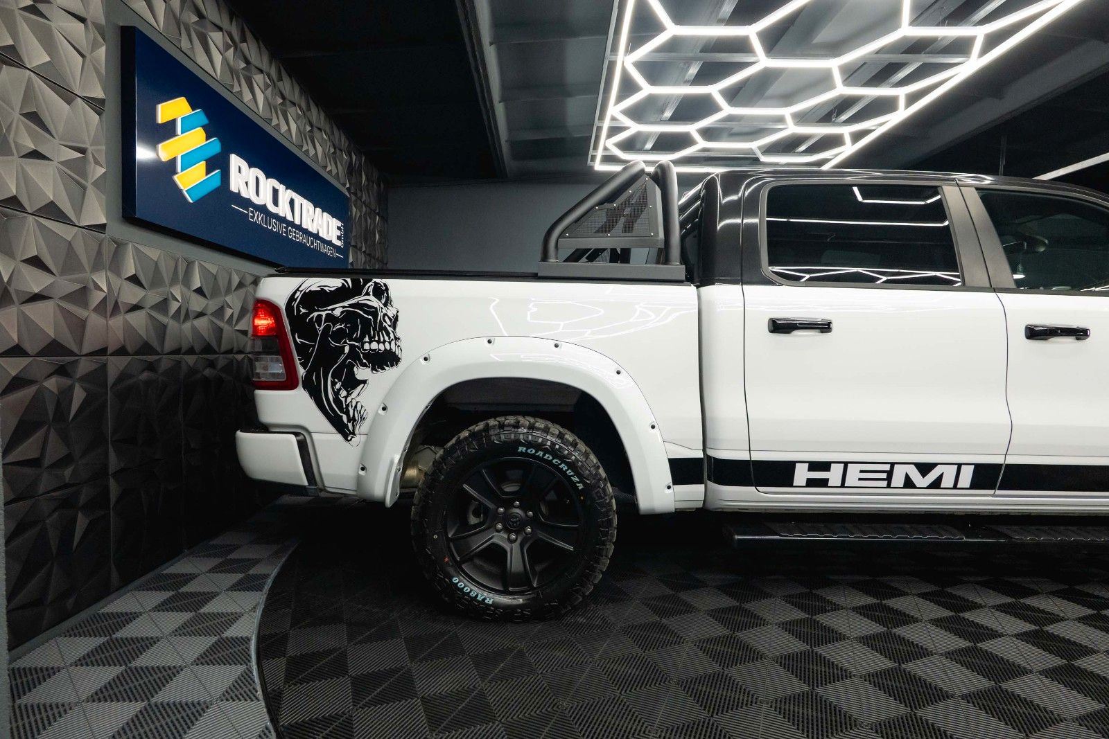 Fahrzeugabbildung Dodge RAM 5.7 V8 HEMI OFFROAD Night Limited 19% LED