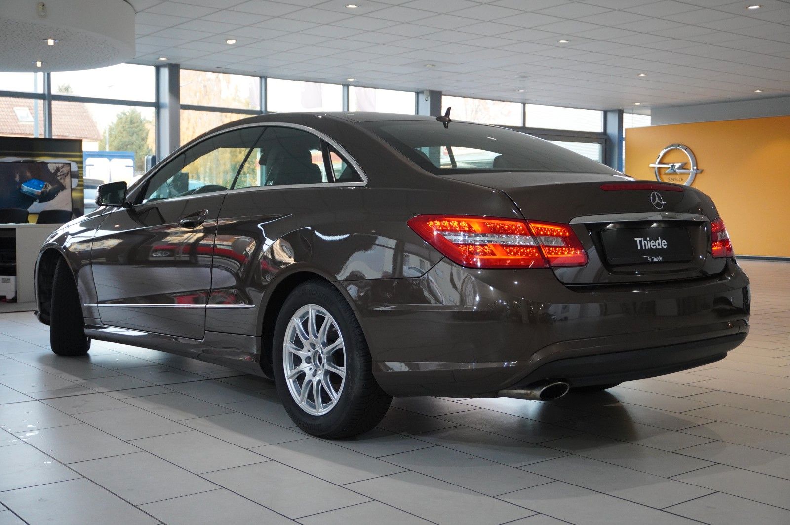 Fahrzeugabbildung Mercedes-Benz E 200 COUPE AVAMTGRADE NAVI/SHZ/SPORT/PDC/TEMP.