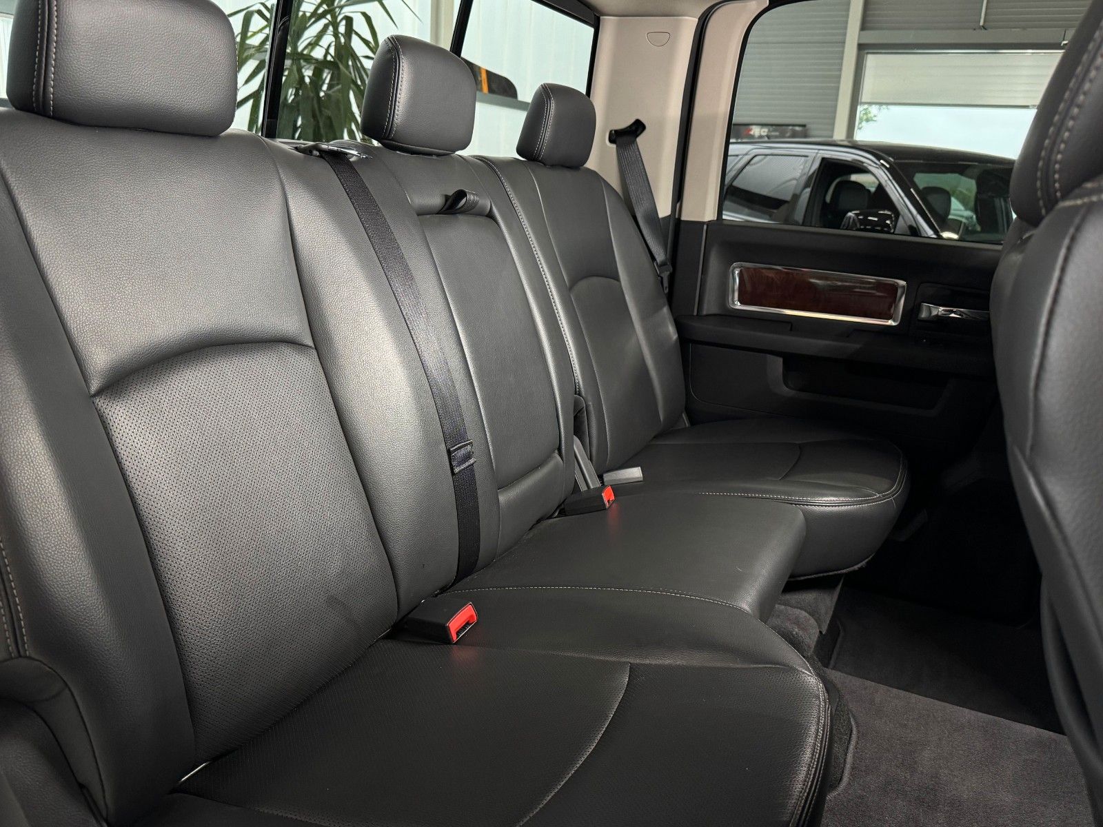 Fahrzeugabbildung Dodge RAM 5,7 Laramie Crew Cab LPG DVD RAM BOX 1.Hand