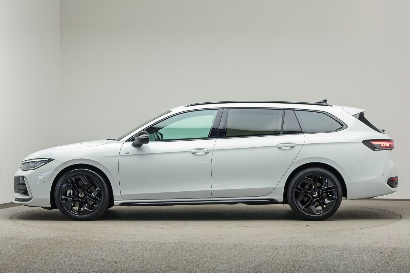 Volkswagen Passat Variant 2.0 TDI R-Line IQ Pro Max AHK foto 5