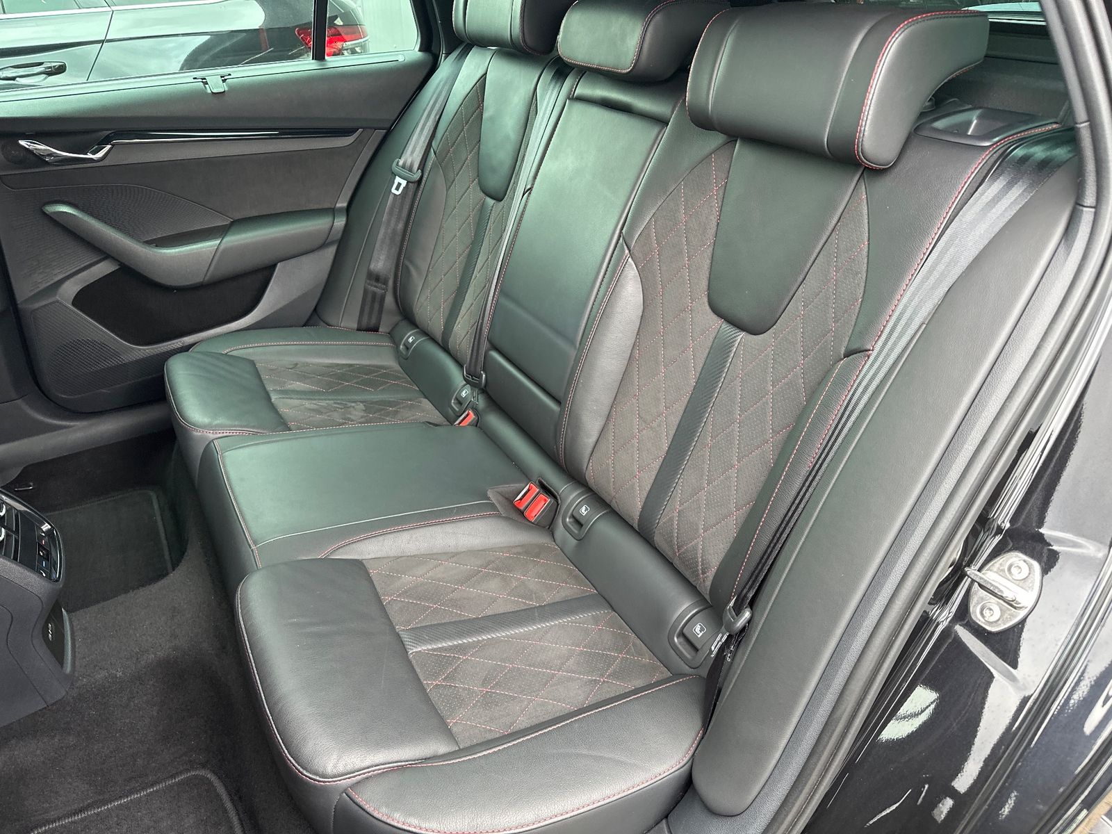 Fahrzeugabbildung SKODA Octavia Combi 2.0 TDI DSG RS Plus 4x4 NAV+MATRIX