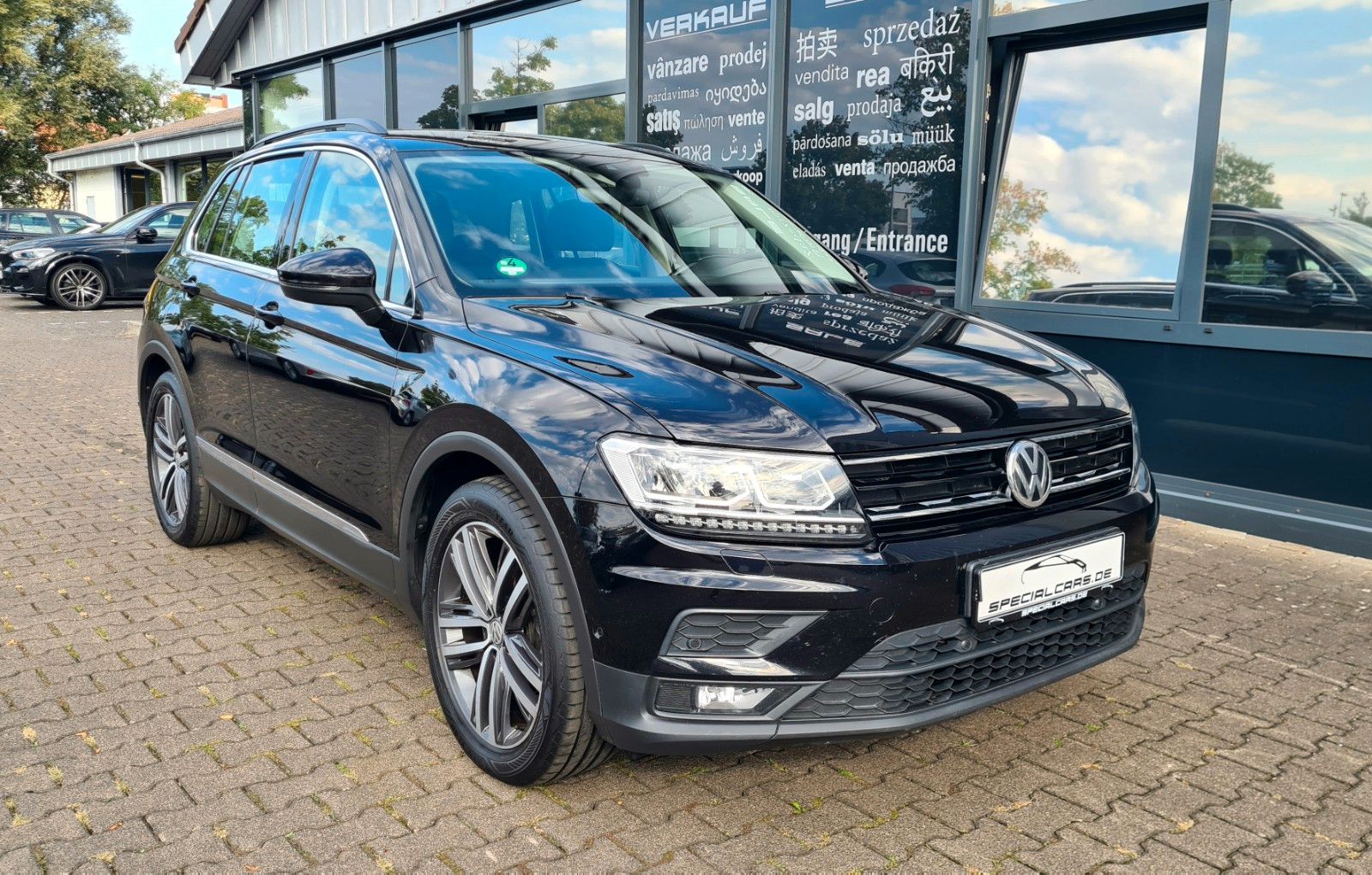 Volkswagen Tiguan - 1
