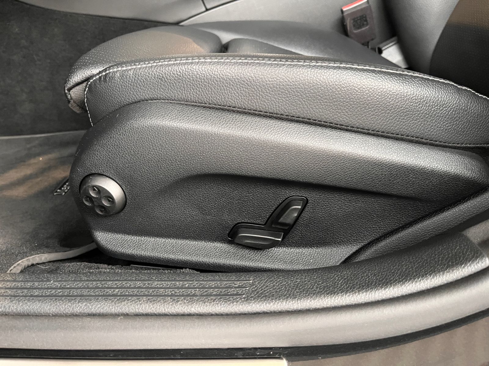 Fahrzeugabbildung Mercedes-Benz C 200 d T LEDER LED NAV SHZ PDC 18"