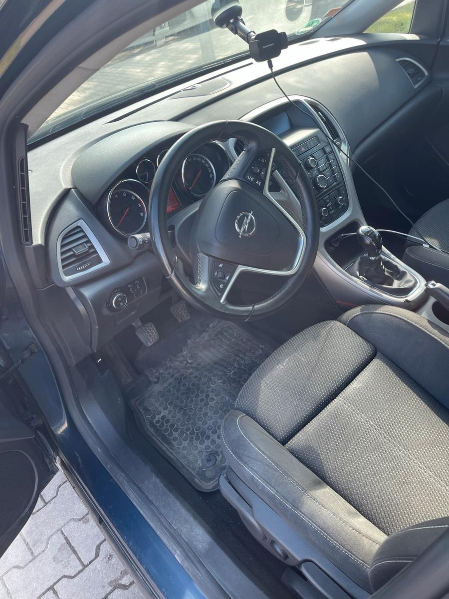 Opel Astra 2012 — photo 6