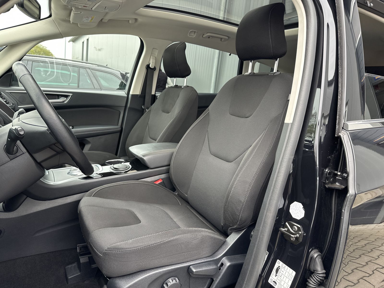 Fahrzeugabbildung Ford S-MAX 2.5 Hybrid 7-Sitzer Titanium NAV+LED+PANO