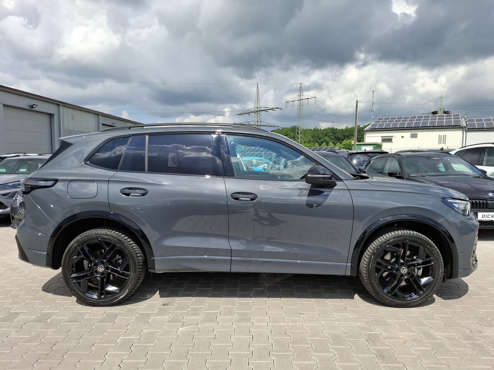 Fahrzeugabbildung Volkswagen Tiguan 2.0 TDI 4M R-Line BLACK*PAN*HK*AHK*MATRIX