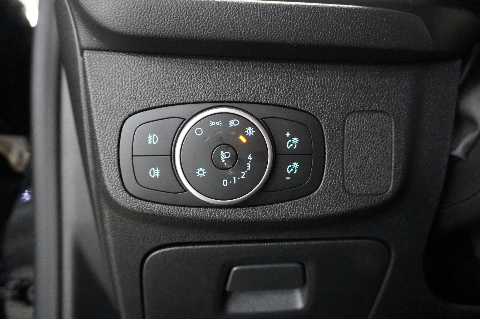 Fahrzeugabbildung Ford Focus Lim. 1.0 COOL & CONN. NAVI/LED/SPORT/SHZ