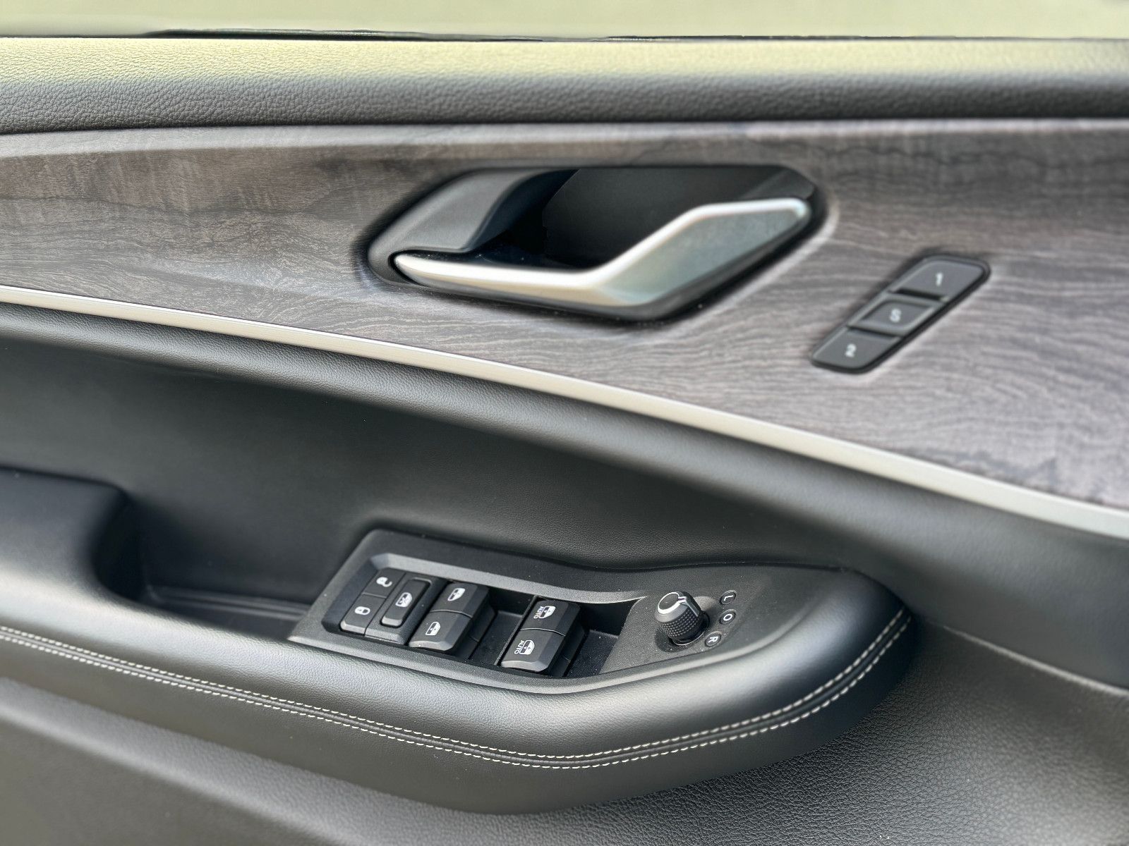 Fahrzeugabbildung Jeep Grand Cherokee Limited LPG Panorama Leder