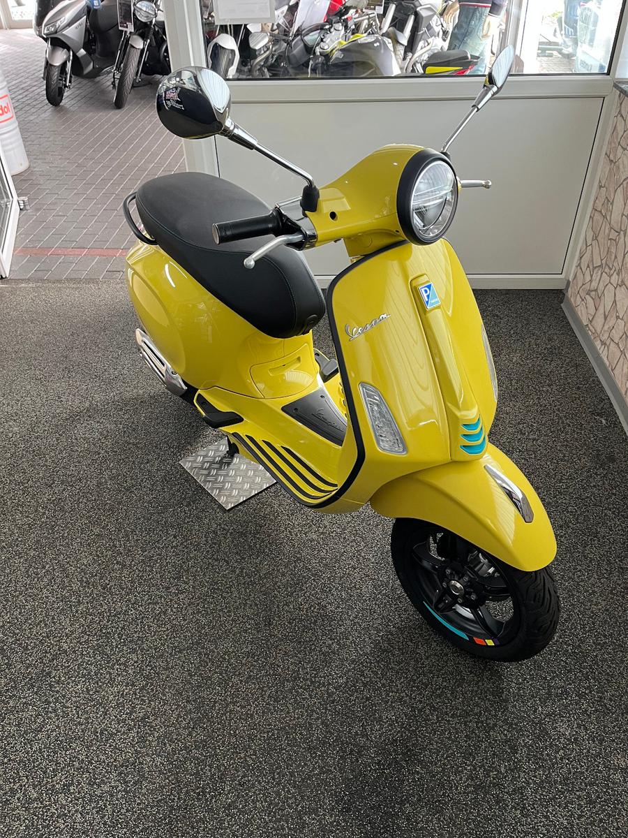 Vespa Primavera S 50 - Top Case + Helm  gratis !