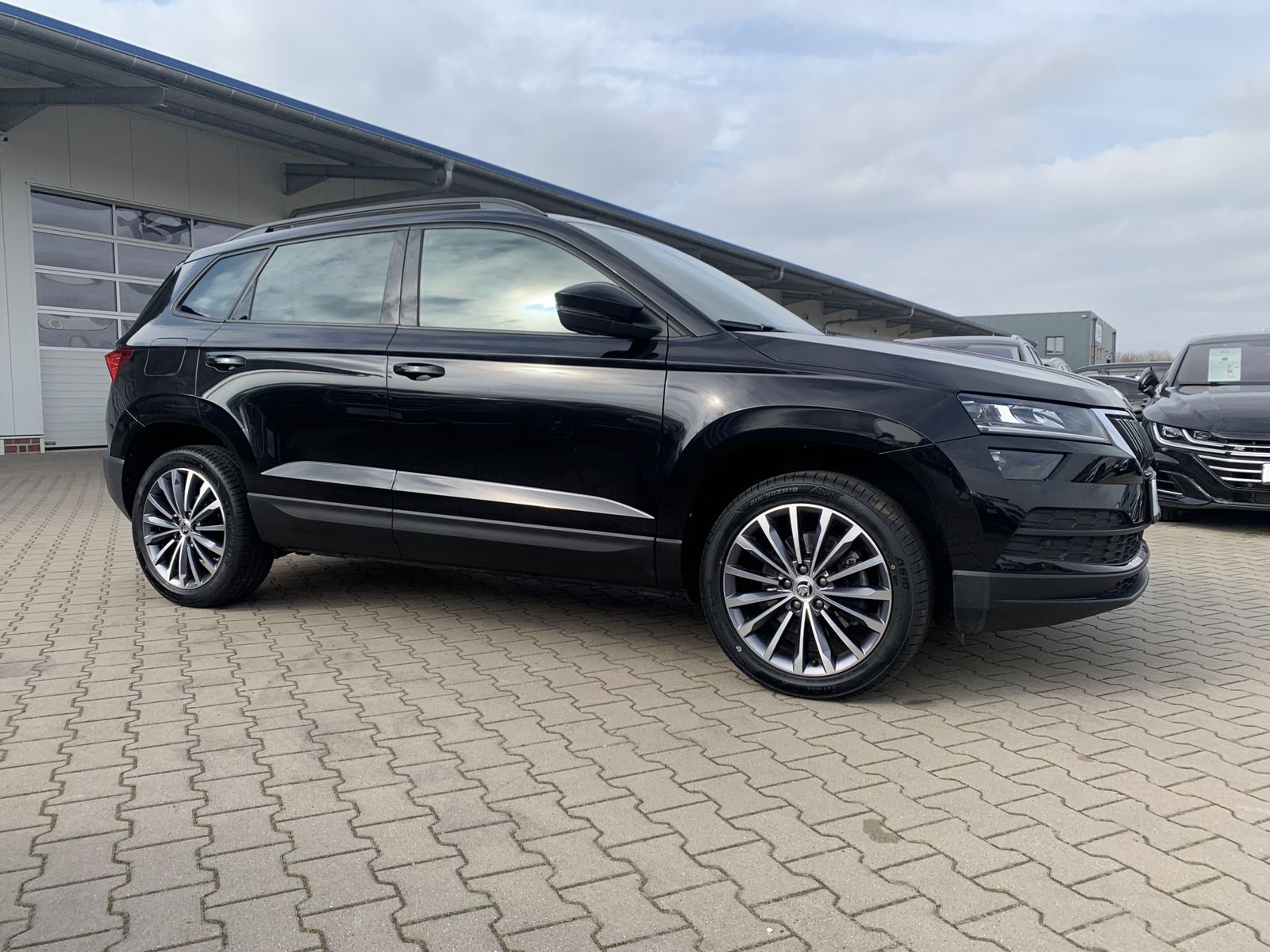 Fahrzeugabbildung SKODA Karoq 2.0 TDI*Style*LED*Navi*Pano*STHZ*CANTON*
