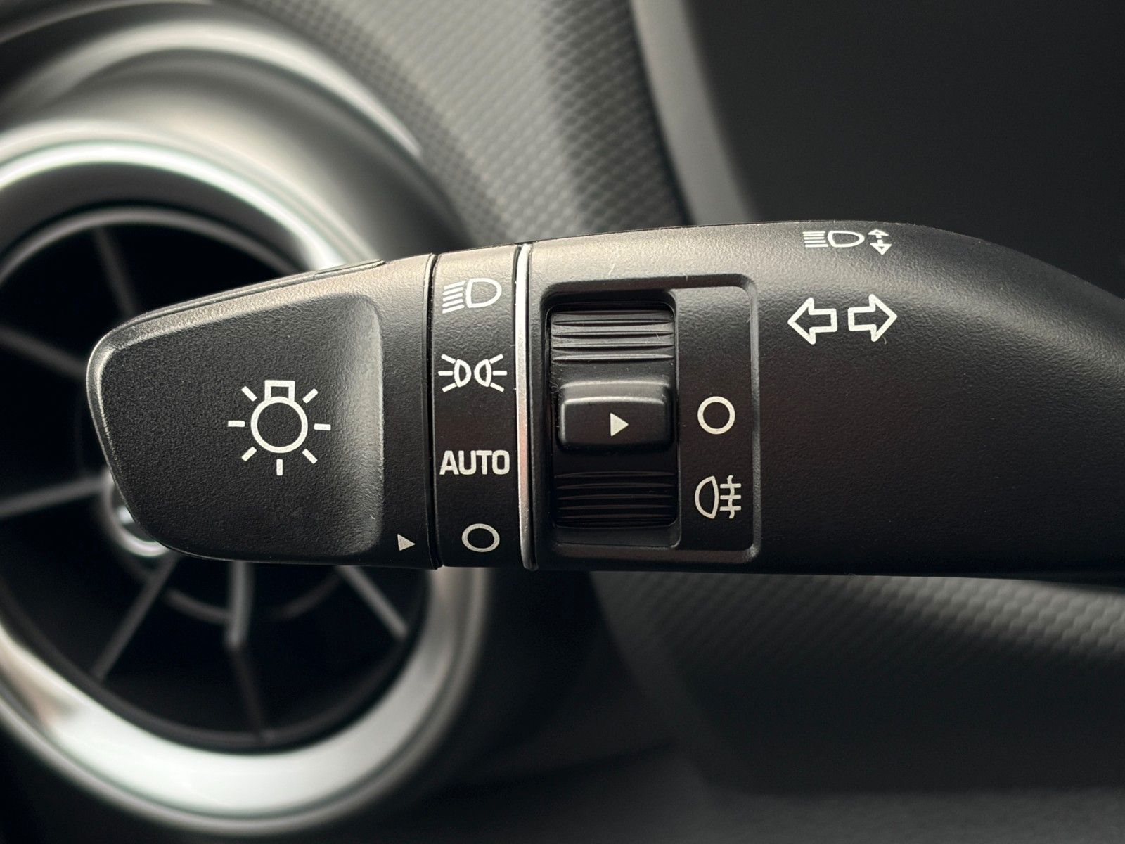 Fahrzeugabbildung Hyundai KONA E Select ACC LHZ SHZ LKAS PDC CarPlay Kam