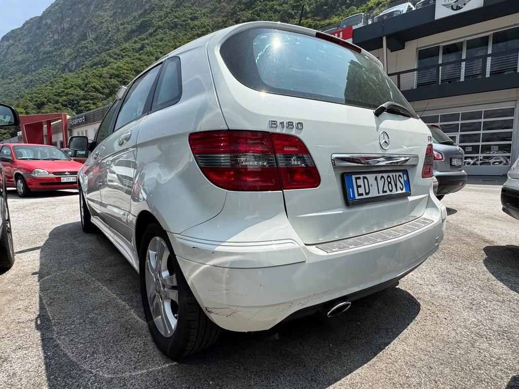 Mercedes-Benz B 180